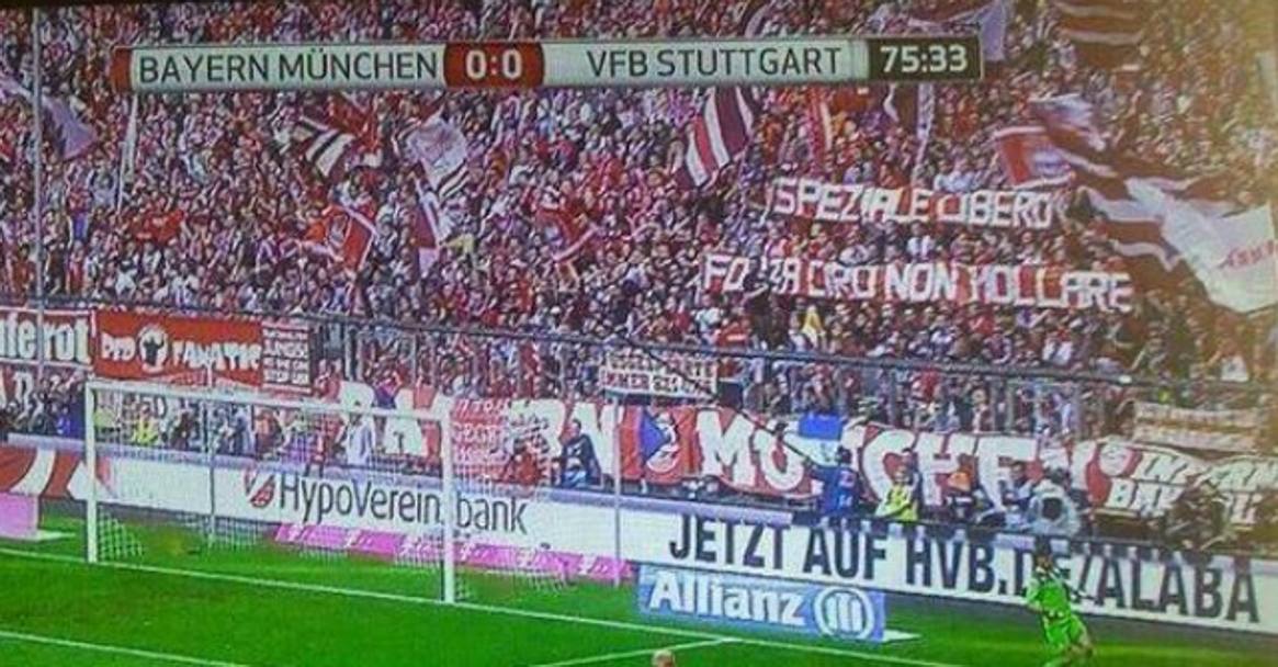 Gli ultr del Bayern mostrano striscioni in italiano per dimostrare la solidariet ai tifosi del Napoli. 